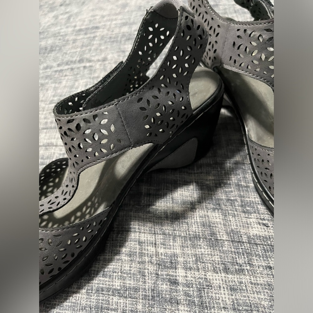 JBU gray sandals. - Picture 4 of 6
